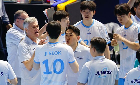 작전 지시하는 헤난 감독