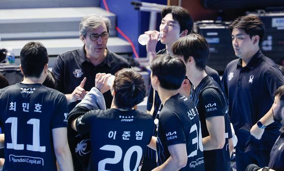 작전지시하는 필립 블랑 감독