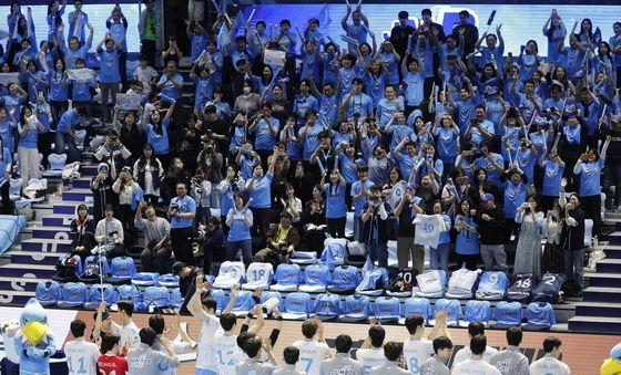 우승에 기쁜 대한항공 팬들