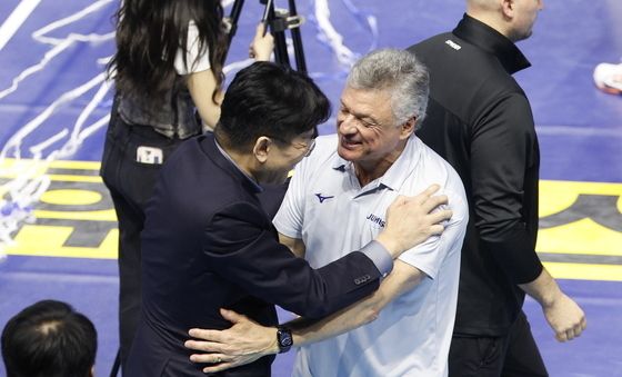 우승에 기쁜 헤난 달 조토 감독