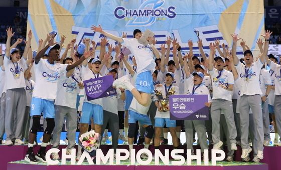 '트레블' 달성 대한항공, 2년 만 왕좌 탈환