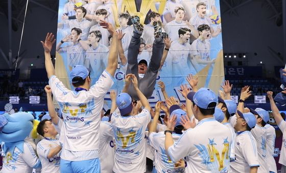 헤난 달 조토 감독 헹가래치는 대한항공 선수들