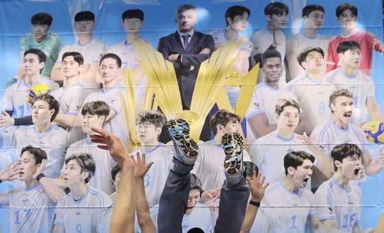 헤난 달 조토 감독 헹가래치는 대한항공 선수들