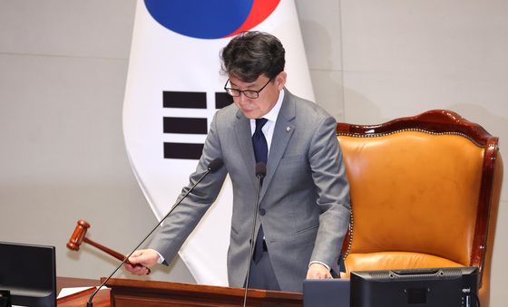 의사봉 두드리는 진성준 예결위원장