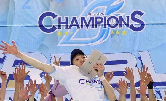 'MVP' 정지석, 트로피에 입맞추며 펄쩍