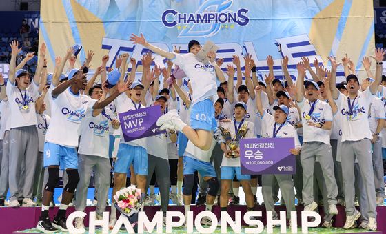 'MVP' 정지석, 트로피에 입맞추며 펄쩍