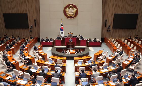 추경안 통과 감사 인사하는 박홍근