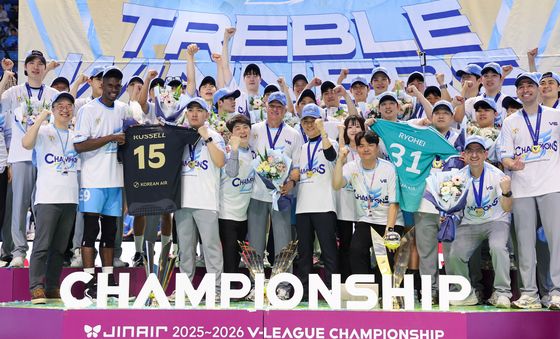 러셀·료헤이 유니폼 들고 기념촬영하는 대한항공