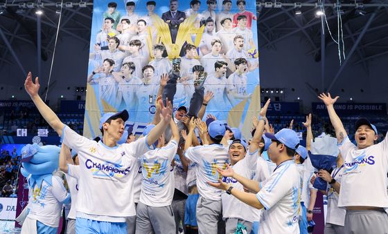 헤난 감독 헹가래하는 대한항공