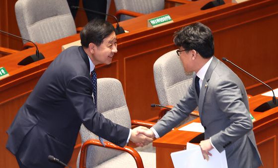 인사하는 진성준·구윤철