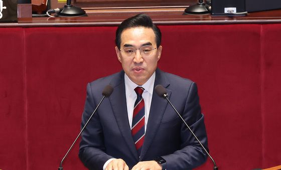 추경안 통과 감사 인사하는 박홍근 장관