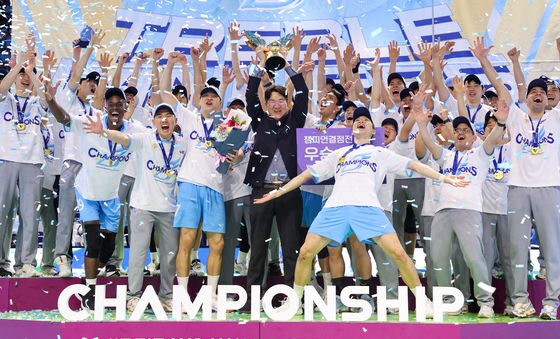 조원태 총재 '트로피 번쩍'