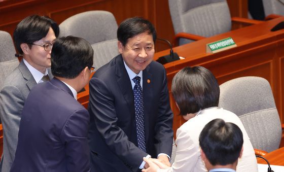 인사하는 구윤철·이소영