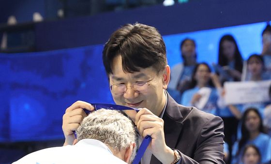 헤난 감독에게 메달 걸어주는 조원태 총재