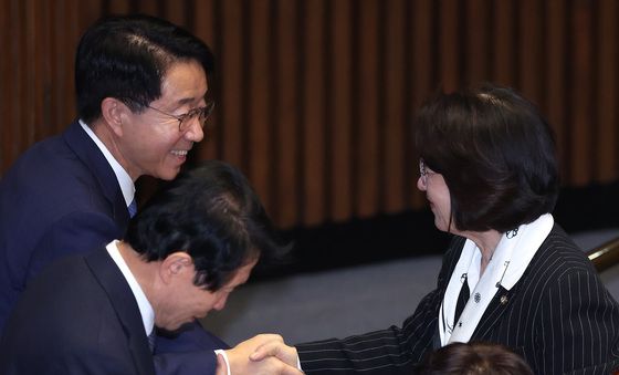 본회의 인사나누는 추미애