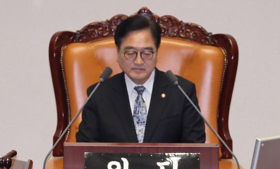 추경안 인사하는 김민석 총리