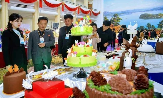 평양서 사탕·과자조각전시회 열려…900여점 출품