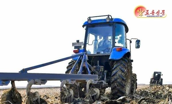 北 사리원시 정방농장, 논갈이 작업 본격화