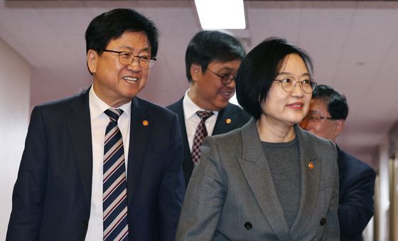 임시국무회의 참석하는 국무위원들