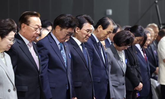 묵념하는 김민석·우원식