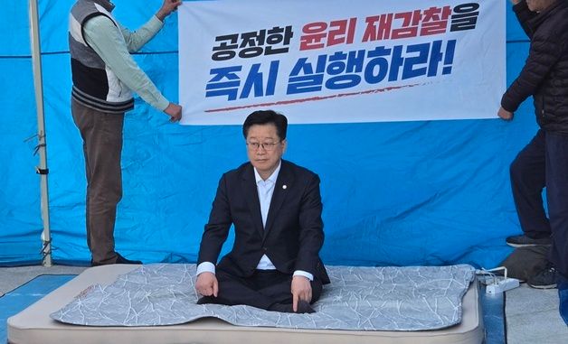 단식 농성하는 안호영