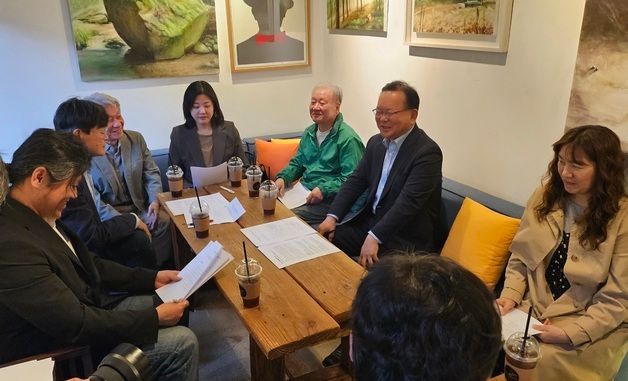 문화예술인과 간담회 하는 김부겸