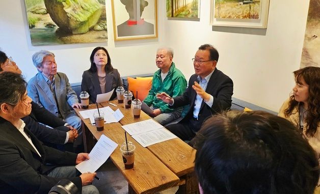 문화예술인과 간담회 하는 김부겸