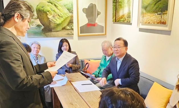 문화예술인과 간담회 하는 김부겸