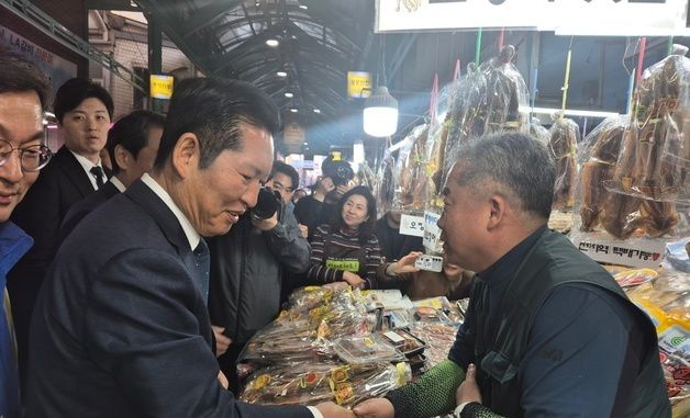 강릉 시민 만난 정청래 민주당 대표