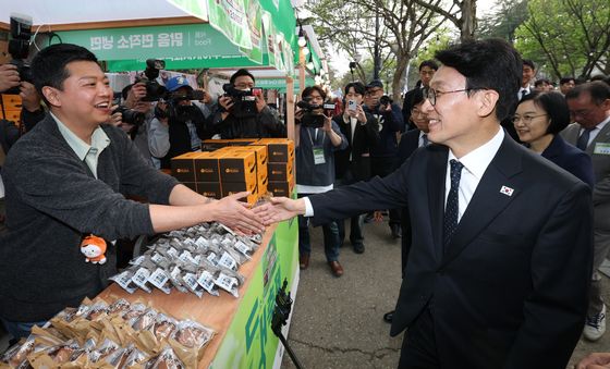 동행축제 참가 부스 돌며 인사 나누는 김민석 총리