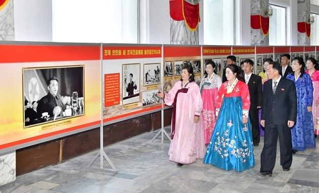 김일성 탄생 114주년 기념 사진전시회 모습