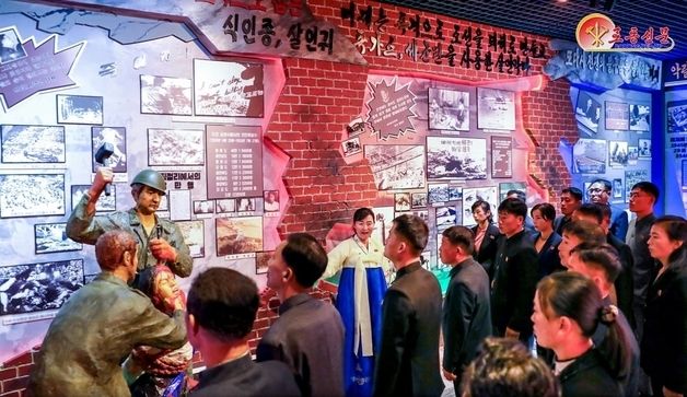 단천제련소 계급교양실 찾은 주민들…"미제 살인귀들 야수적 만행에 격분"