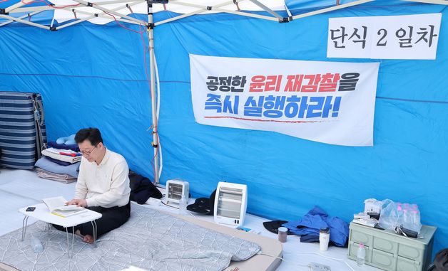 단식 투쟁 나선 안호영, 이원택 '주류·식사비 대납' 의혹 재감찰 요구