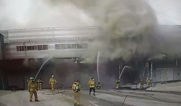 완도 냉동창고 화재…진화 중인 소방대원