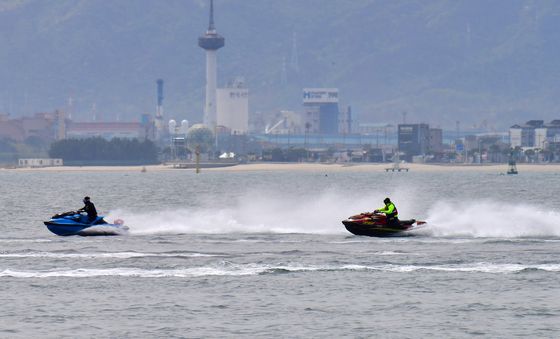 봄 바다 달리는 수상오토바이