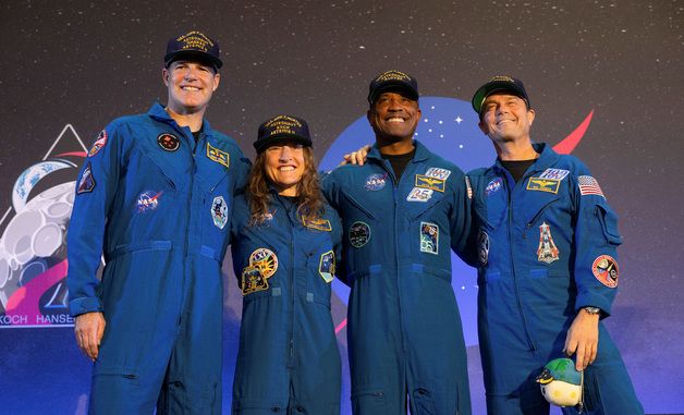 54년만의 유인 달 비행 마친 4인