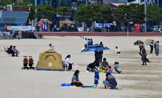 봄 바다 즐기는 시민들
