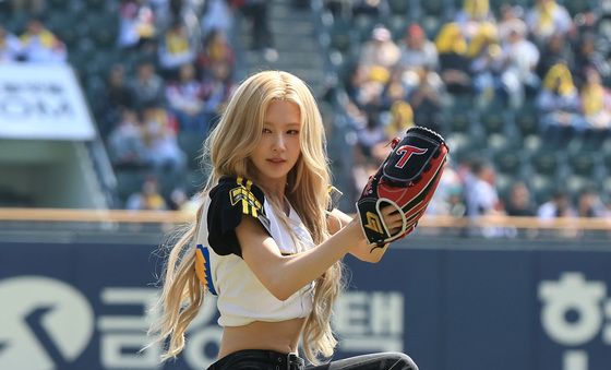 아이들 미연 '시선 사로잡는 시구'