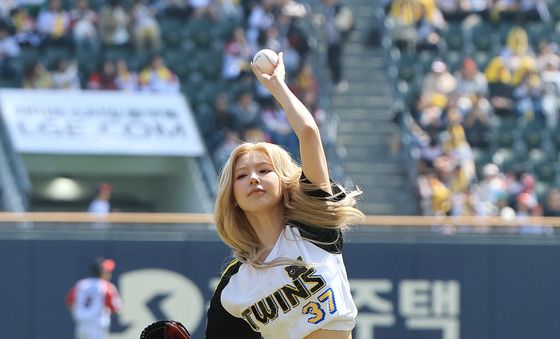 아이들 미연 '완벽한 시구'