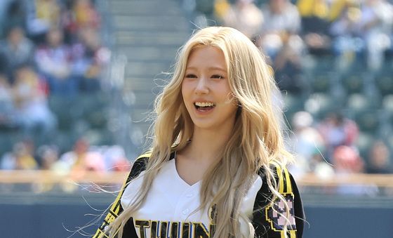 아이들 미연 시구 '환한 미소'