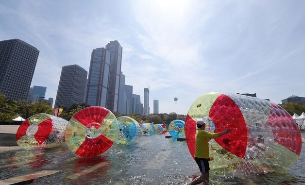 물빛광장에서 워터볼 굴리기