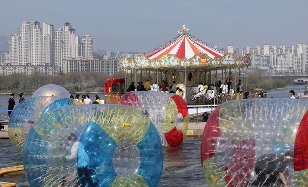 한강 위에서 뛰노는 서울스프링페스티벌