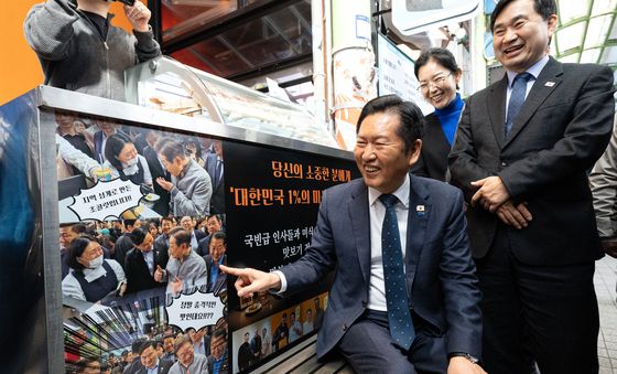 이재명 대통령 예전 사진 살펴보는 정청래 대표