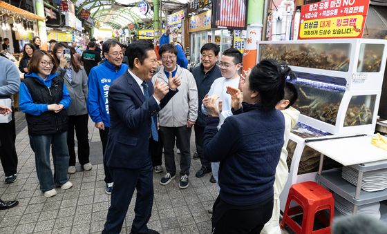 속초에서 시민들 만난 정청래 대표 '덩실덩실'