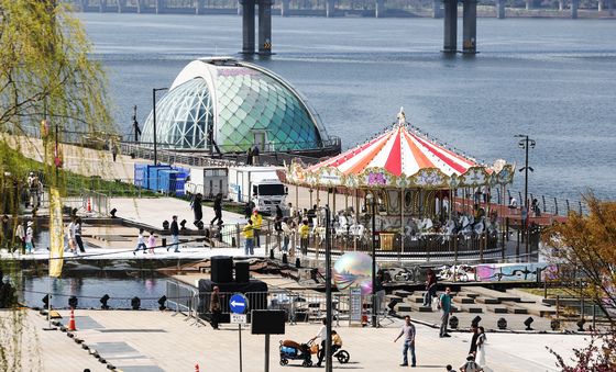 한강 앞에 생긴 회전목마