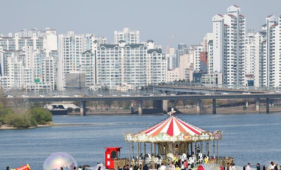 여의도 한강공원에 뜬 '회전목마'