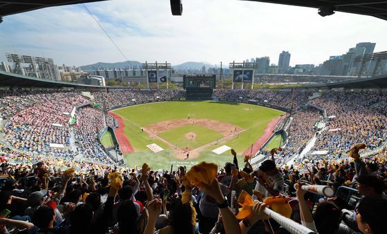 프로야구, 개막 14일 만에 100만 관중 돌파