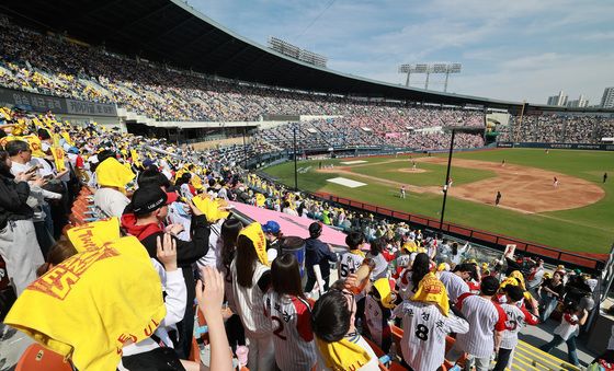프로야구, 개막 14일 만에 100만 관중 돌파