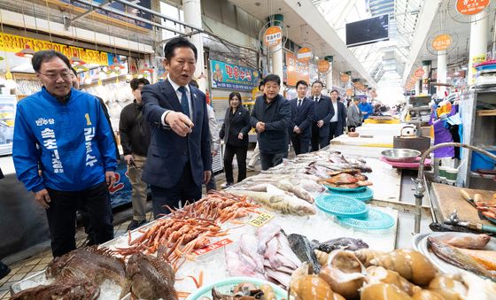수산물 살펴보는 정청래 대표