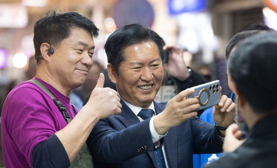 상인과 셀카 찍는 정청래 대표